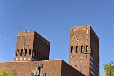 Açık mavi gökyüzüyle Oslo Belediye Binası.