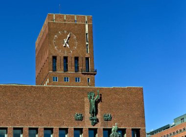 Açık mavi gökyüzüyle Oslo Belediye Binası. 