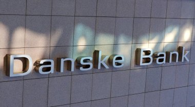 Oslo, Norveç - 29 Ağustos 2020: Danske Bank merkez ofisinin büyük logosu.