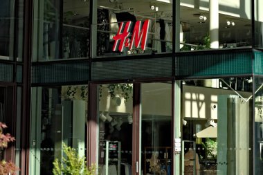 Oslo, Norveç - 29 Ağustos 2020: Oslo 'daki HM giyim mağazası.