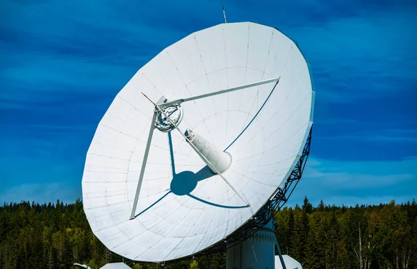 Grand Disque Radar Blanc Avec Ciel Bleu Des Arbres Arrière — Photo