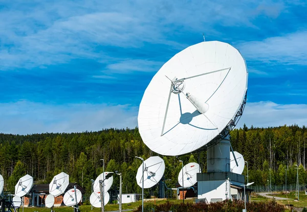 Grond Communicatie Station Radio Observatorium Met Grote Witte Schotel Antennes — Stockfoto