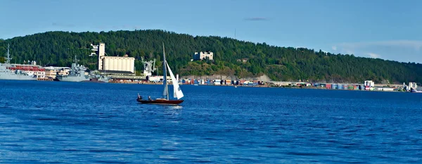 港近くのオスロ フィヨルドを渡る小さな木製の帆船 — ストック写真