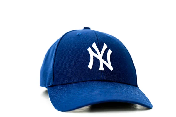 Önünde New York logosu olan mavi beysbol şapkası. Beyaz arka planda izole edilmiş. Yüksek kalite fotoğraf