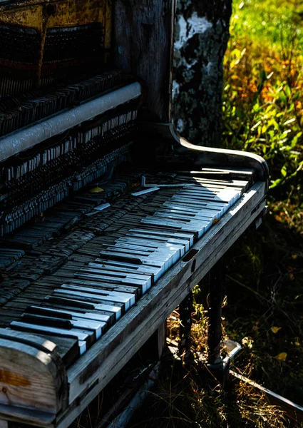 Sluiten Van Een Verlaten Kapotte Piano Buiten Hoge Kwaliteit Foto — Stockfoto