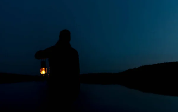 Silhouette Woman Looking Last Light Day Lake Wild Holding Lit — Stock Photo, Image