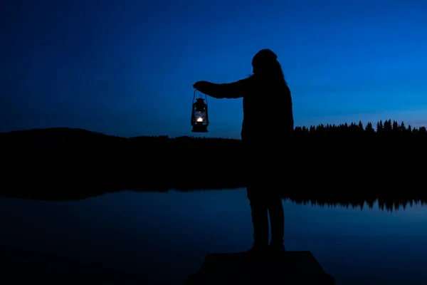 Silhouette Woman Looking Last Light Day Lake Wild Holding Lit — Stock Photo, Image