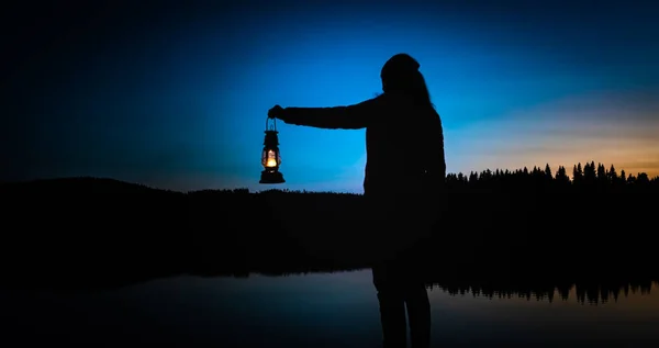 Silueta Ženy Která Dívá Posledního Denního Světla Jezera Divočině Drží — Stock fotografie