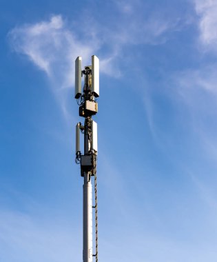 Çeşitli telekom cihazlarıyla hücresel iletişim direği. - Evet. Yüksek kalite fotoğraf