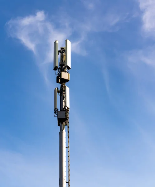 Mobiele Communicatie Mast Met Verschillende Telecom Apparaten Hoge Kwaliteit Foto — Stockfoto