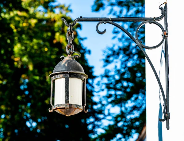 Antieke Zwarte Gietijzeren Lamp Opknoping Van Een Muur Hoge Kwaliteit — Stockfoto