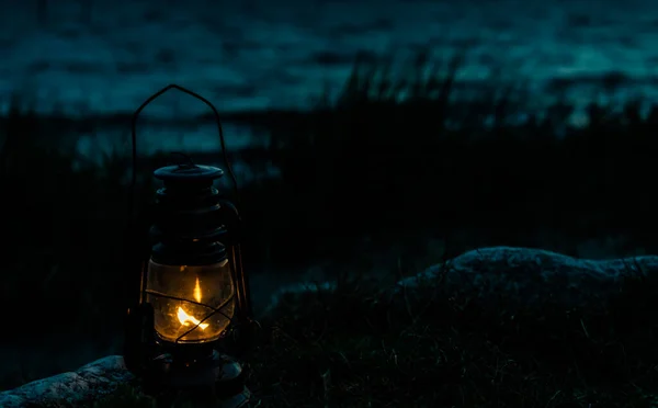 黄昏时分 古老的经典油灯在大海边燃烧着橙色的火焰 是的高质量的照片 — 图库照片