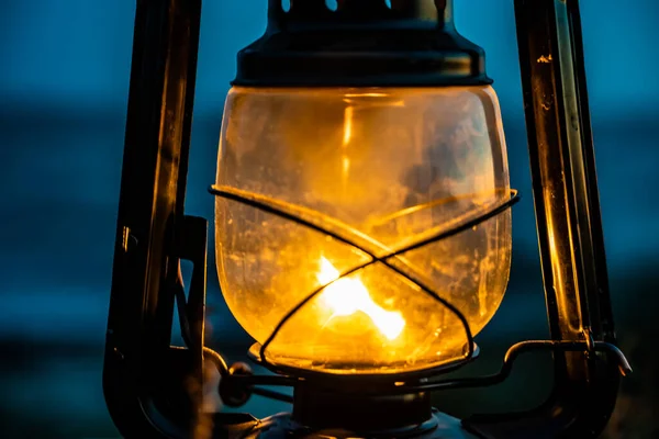 Vieille Lanterne Huile Classique Brûlant Avec Une Flamme Orange Près — Photo