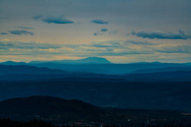 Dağlar ve tepeler ince bir sis bulutu altında. - Evet. Yüksek kalite fotoğraf
