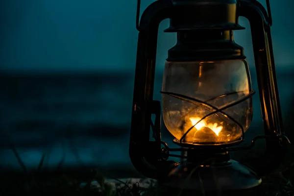 Gammal Klassisk Oljelampa Som Brinner Med Orange Låga Vid Havet — Stockfoto