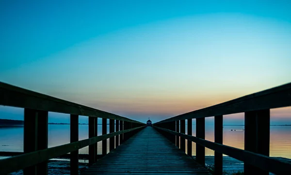 Houten Pier Bij Oceaan Bij Zonsondergang Uitzicht Naar Beneden Langs — Stockfoto