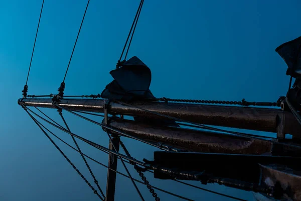 朝の霧の中でスクーナー背の高い船にボウスピリット 高品質の写真 — ストック写真