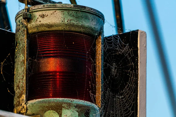 Lanterna Sinistra Rossa Vintage Una Vecchia Nave Legno Chiudete Foto — Foto Stock