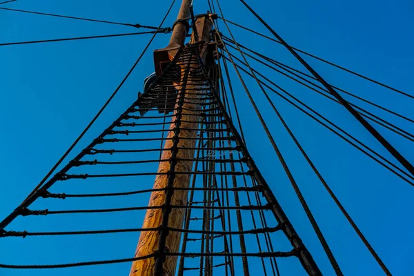 Escalera Cuerda Que Sube Por Mástil Antiguo Barco Madera Foto — Foto de Stock