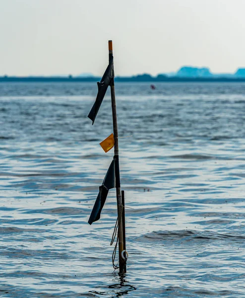 Tyč Vlajkami Označujícími Umístění Podmořských Rybářských Sítí Podél Pobřeží Kvalitní — Stock fotografie