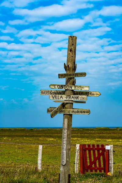 Old Wooden Signpost Showing Direction Distances Various Locations High Quality — Stock Photo, Image