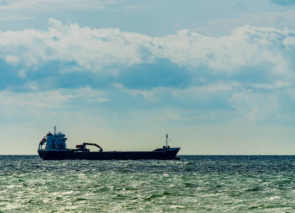 Groot Vrachtschip Met Een Graafmachine Gemonteerd Romp Hoge Kwaliteit Foto — Stockfoto