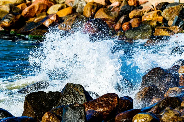 Olas Chocando Contra Rocas Muelle Rompeolas Una Tormenta Foto Alta — Foto de Stock