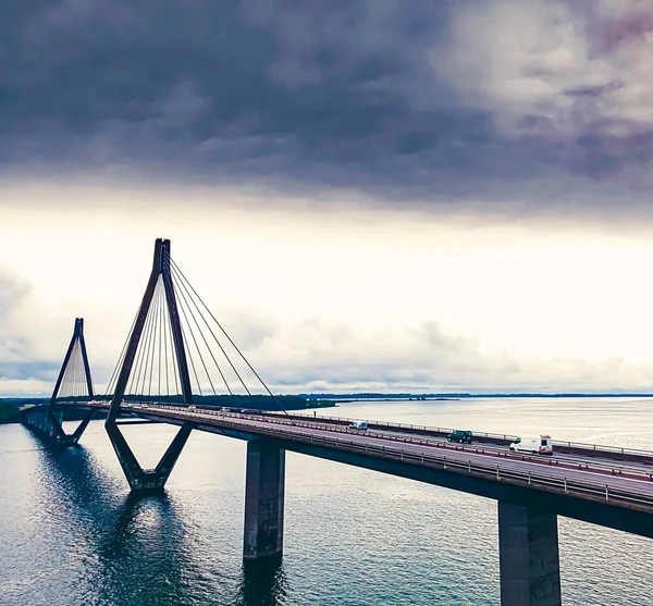 Grande Ponte Autostradale Che Estende Una Baia Con Auto Camion — Foto Stock