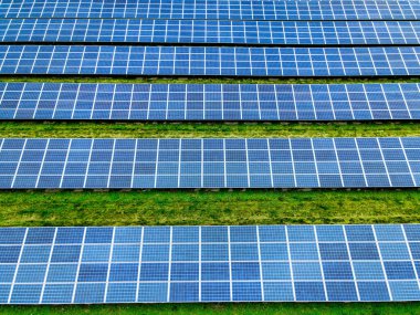 Güneşin enerjisini toplayan modern panellerle bir çimen tarlasında güneş enerjisi çiftliği. - Evet. Yüksek kalite fotoğraf