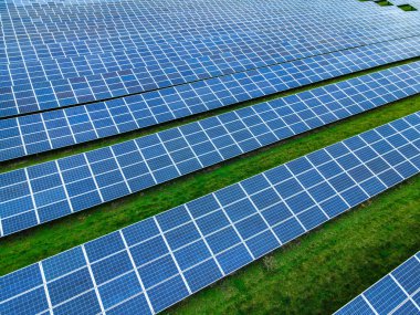 Güneşin enerjisini toplayan modern panellerle bir çimen tarlasında güneş enerjisi çiftliği. - Evet. Yüksek kalite fotoğraf