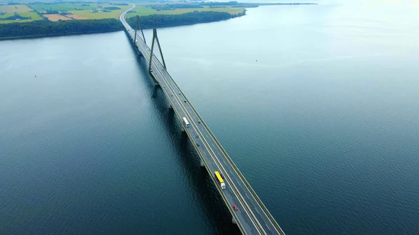 Grande Ponte Autostradale Che Estende Una Baia Con Auto Camion — Foto Stock