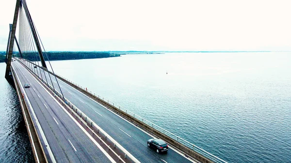 Grande Ponte Autostradale Che Estende Una Baia Con Auto Camion — Foto Stock