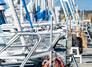 Yelkenlilerin pruvaları yazın bir marinaya yanaştı. Yüzeyin derinliği. - Evet. Yüksek kalite fotoğraf