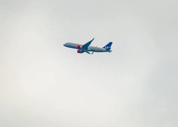 Avión Pasajeros Sas Despegando Del Aeropuerto Copenhague Con Nubes Grises — Foto de Stock
