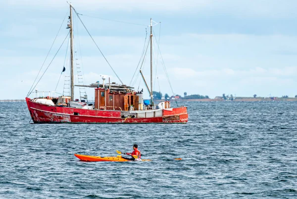 Man Paddlar Med Sin Kajak Havet Högkvalitativt Foto — Stockfoto