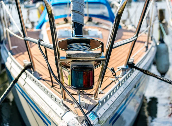 Zblízka Přídi Plachetnice Kotvící Přístavu Provazy Provazy Navigační Lucernou Ohnisku — Stock fotografie