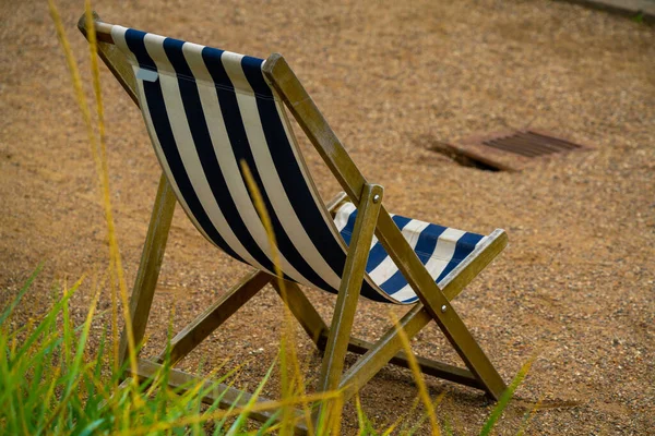 Klasyczne Leżaki Plaży Nad Morzem Puste Bez Ludzi Tak Wysokiej — Zdjęcie stockowe