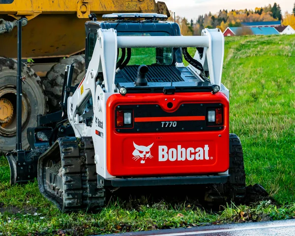 Yol kenarına park etmiş kırmızı ve beyaz buldozer. Yüksek kalite fotoğraf