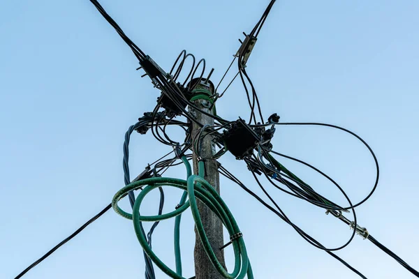 Désordre Chaotique Lignes Électriques Câbles Téléphoniques Dans Mât Bois Photo — Photo