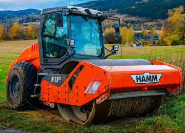 Asfalt ve asfalt kaldırım için büyük bir silindir. - Evet. Yüksek kalite fotoğraf