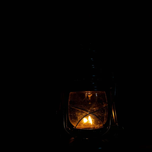 老式金属煤油灯用温暖的光线照亮了一个黑暗的地方 是的高质量的照片 — 图库照片