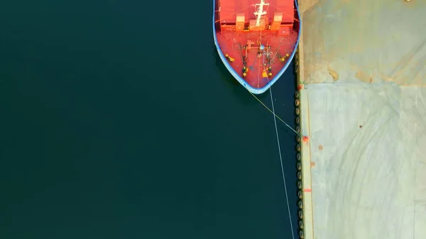 Лук Вантажного Корабля Порту Швартованими Лініями Закріплюють Судно Болардах Причалі — стокове фото