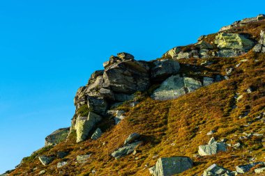 Sonbahar renklerinde yüksek dağlarda kayalık uçurum kenarı. - Evet. Yüksek kalite fotoğraf