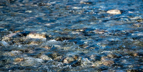 Krystalicznie Czysta Woda Lodowcowa Płynąca Przez Gładkie Skały Kamyki Dzikiej — Zdjęcie stockowe
