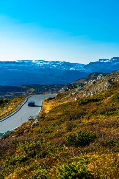 Auto Rijden Een Kleine Bergweg Herfst Hoge Kwaliteit Foto — Stockfoto