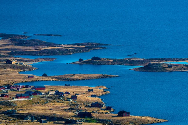 Norveç Bir Dağ Gölünün Yanındaki Açık Arazide Kulübeler — Stok fotoğraf