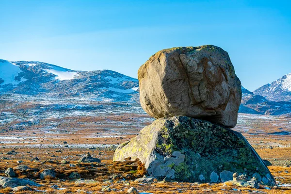 冰河时期的大块巨石坐落在另一块巨石之上 形成了一个美丽的自然现象 是的高质量的照片 — 图库照片