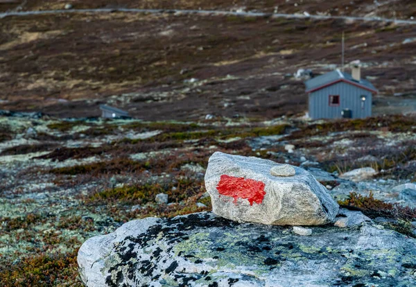 Kamień Jasnoczerwonym Oznaczeniem Wskazującym Drogę Przez Góry Umieszczony Przez Norweskie — Zdjęcie stockowe