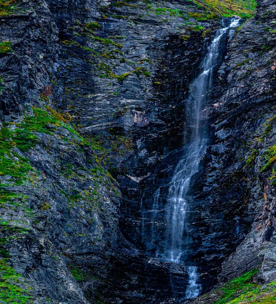 Caída Libre Cascada Desde Una Empinada Ladera Montaña Foto Alta — Foto de Stock