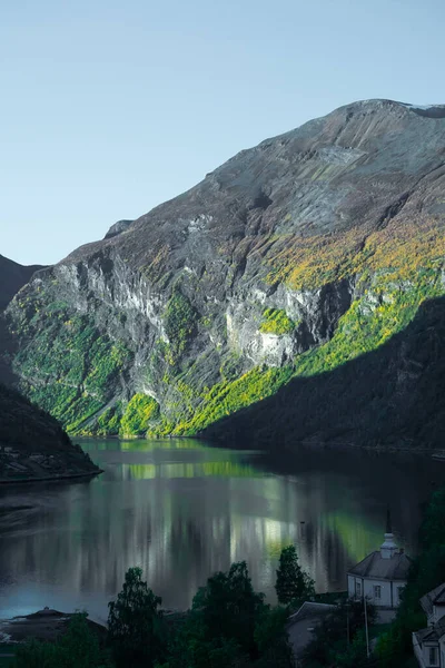 Widok Piękny Norweski Fiord Geiranger Jesiennych Kolorach Tak Wysokiej Jakości — Zdjęcie stockowe